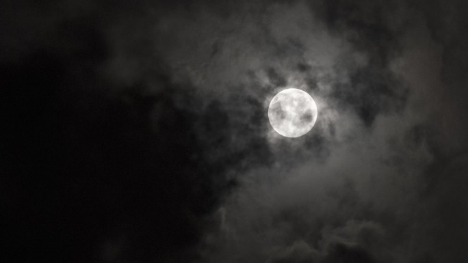 4K夜色已晚天空种的月亮视频素材