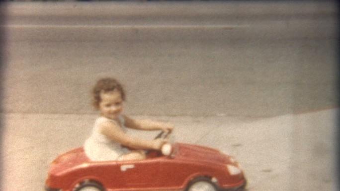 60年代开玩具车的女孩