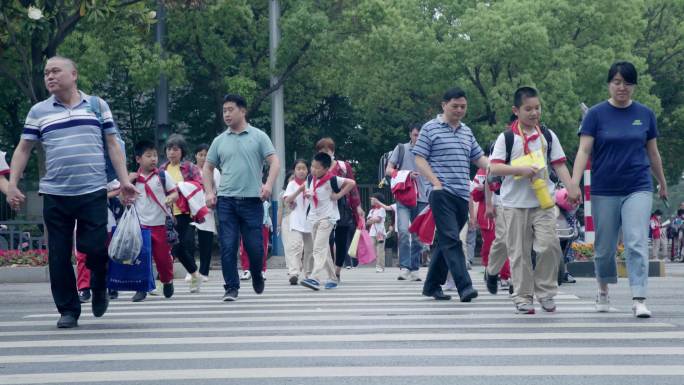 学生上学放学高峰期