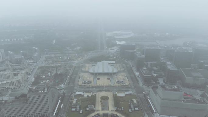4K航拍阴天平流雾上海临港滴水湖公交枢纽