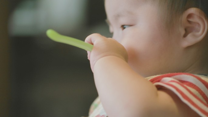 日本婴儿用勺子吃婴儿食品
