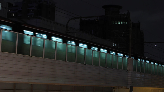 夜晚城市上空的轨道交通地铁