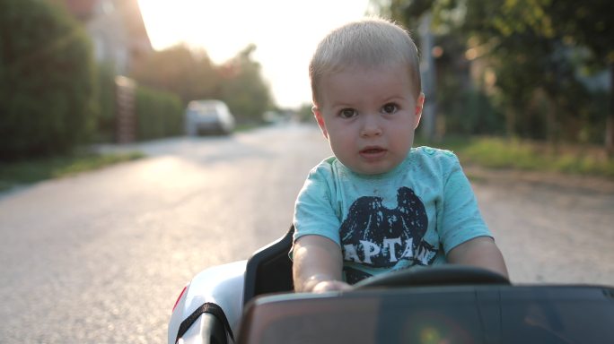 男婴学开车学习驾驶城市街道可爱