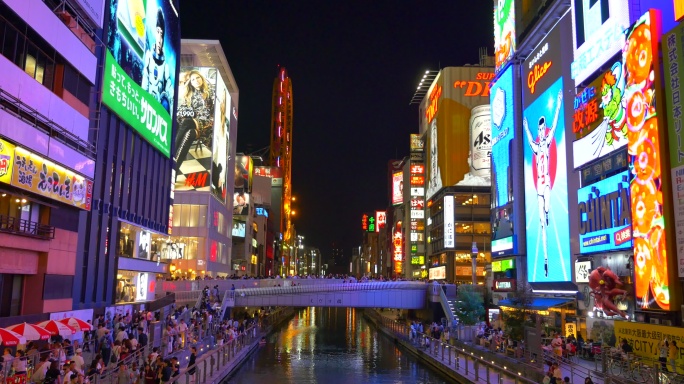 河岸两旁城市夜间景观