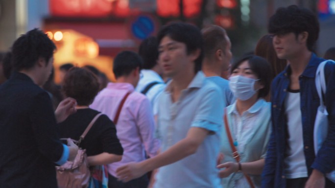 过马路的人人来人往路上行人下班路上