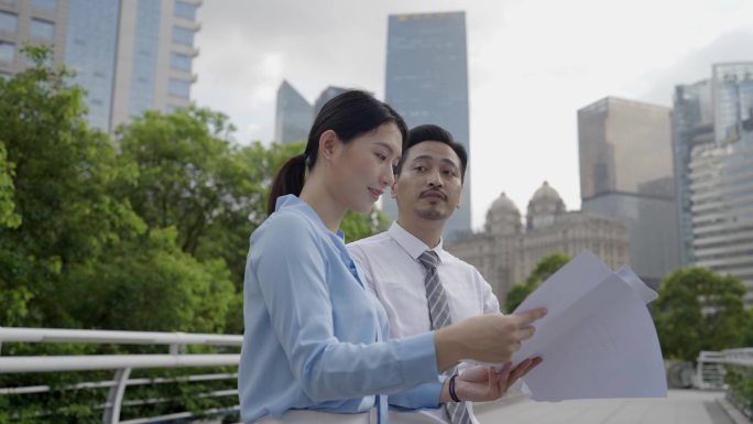 规划设计师手拿图纸探讨