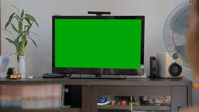 客厅绿屏电视看电视新闻资讯可替换画面
