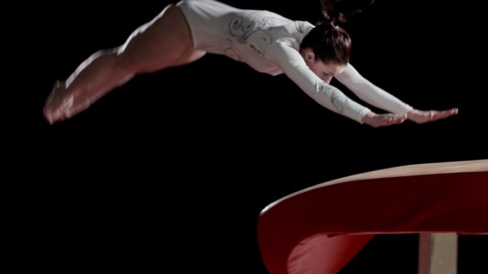 女子体操运动员在跳马上表演手翻