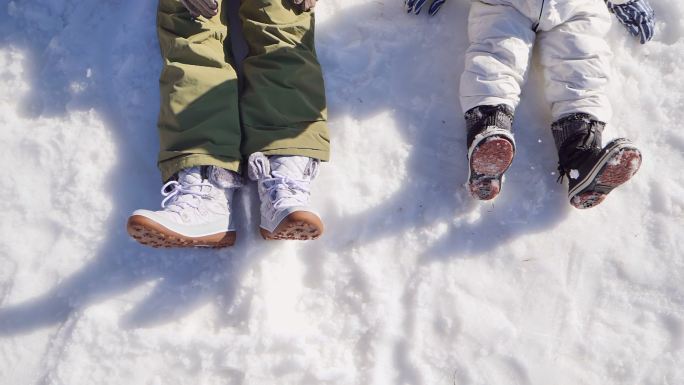 母亲和孩子在雪地里玩耍