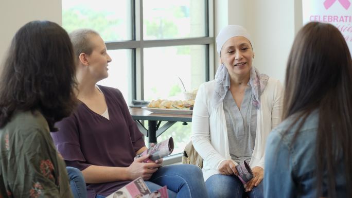 一位女性癌症患者和人们交谈