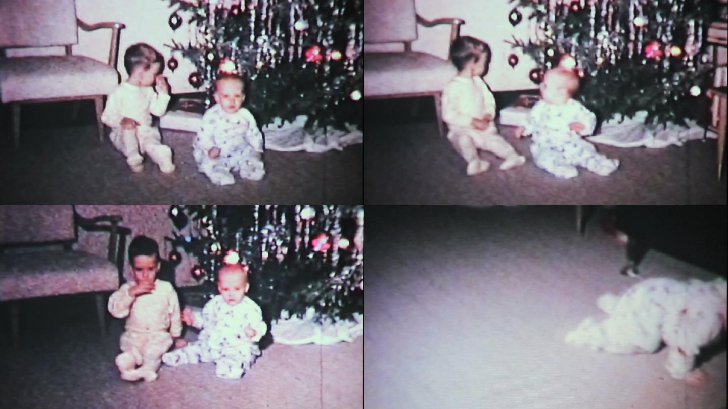两个坐在圣诞树前玩耍的小男孩