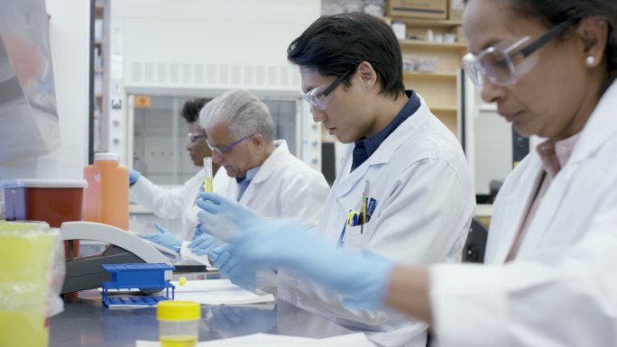 化学家在实验室分析液体样品溶液