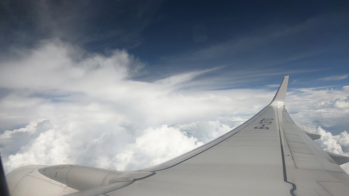 飞机天空白云航拍飞行机翼拍摄