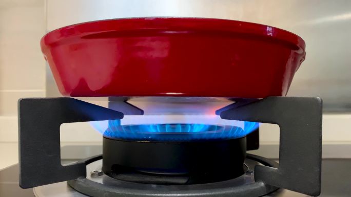 厨房燃气灶红色平底锅蓝色火焰