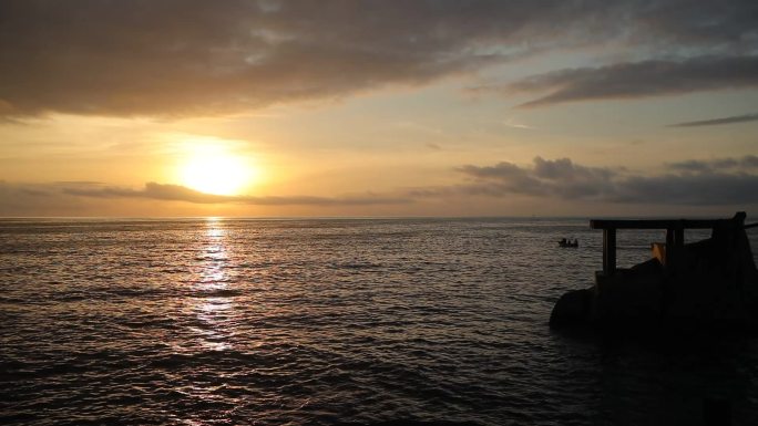 【原创】分界洲岛海上日出乌云遮日太阳光芒