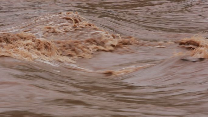 波涛汹涌的黄河黄河水波浪滚动奔流奔涌