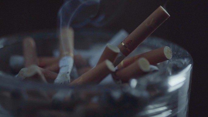 烟缸烟灰掐灭香烟