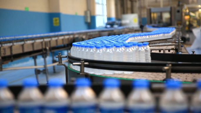 塑料水瓶在工厂输送带上生产