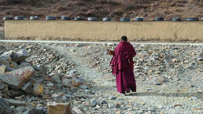 升格藏族老师步行上下课路途脚步