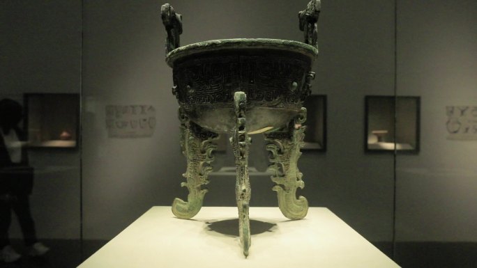 中国国家博物馆夔龙形扁足青铜鼎