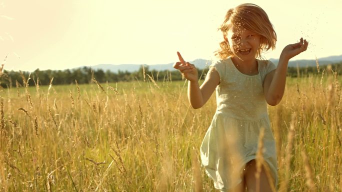 在草地上奔跑的小女孩