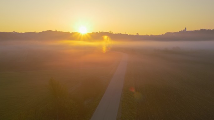 日出时的乡村公路日出平流雾云晨雾乡间小道