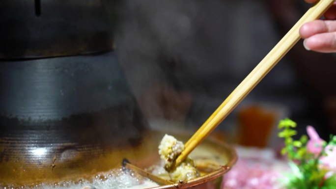 冬季火锅从火锅里夹起涮肉