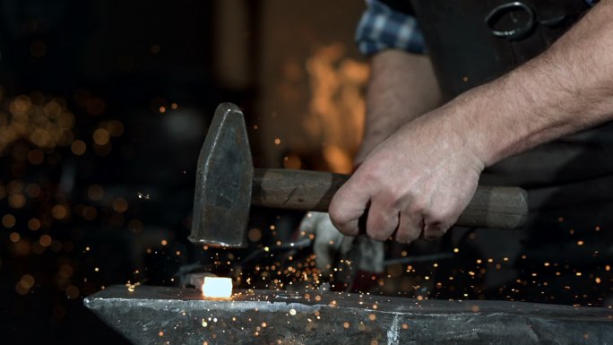 铁匠在工作制造业发展铸铁车间生产