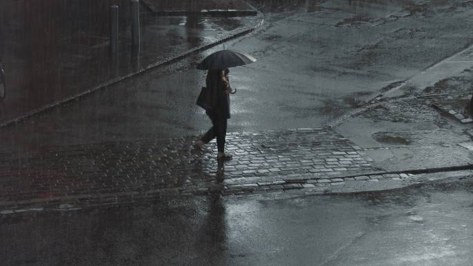 雨天雨中打伞孤单