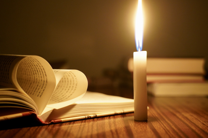 烛光下看书