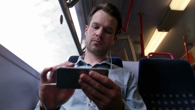 在火车上用手机看电影，听歌，浏览网页