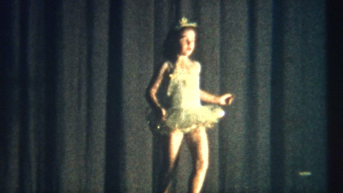 在舞台上跳舞的小女孩