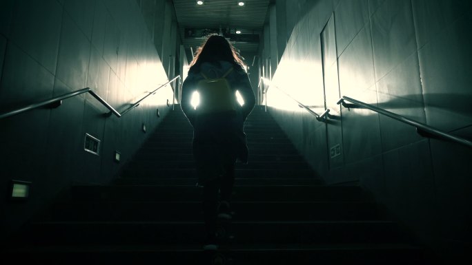 上阶梯的女人地铁站逆光背影光影女性身影