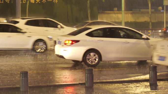 下雨城市暴雨夜景