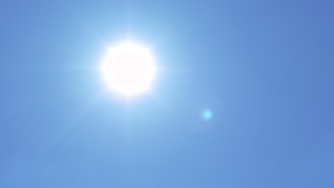 蓝天上耀眼的太阳夏日炎炎延时拍摄烈日