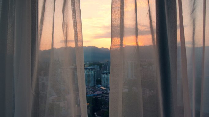 早晨房间窗户的窗帘