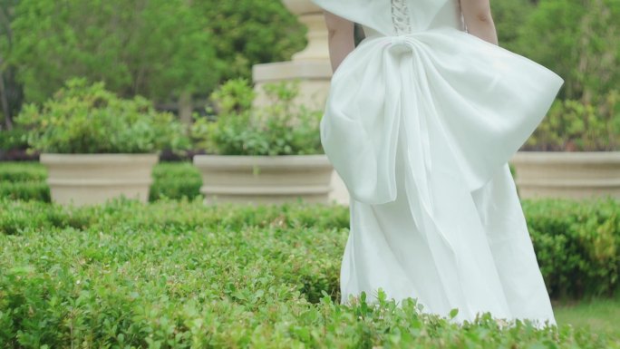 白色纱裙后面的蝴蝶结