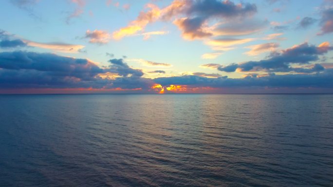 清晨海面风平浪静，海面日出