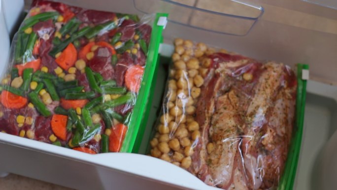在冰箱里放自制的饭菜
