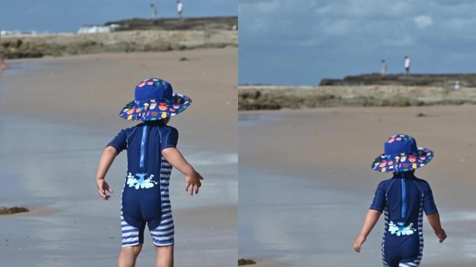 小孩海边沙滩嬉水跳跃竖版视频