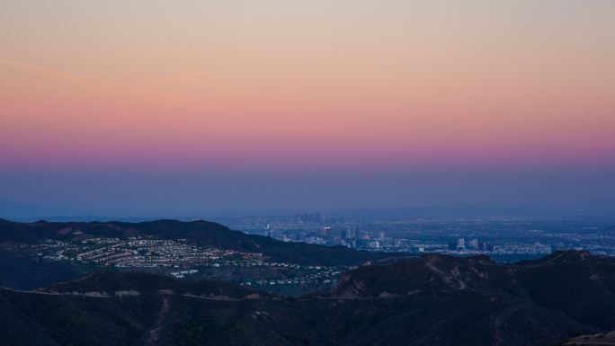 从马里布看洛杉矶市中心的日落