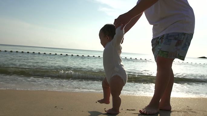 在父亲的帮助下小宝宝学习走路