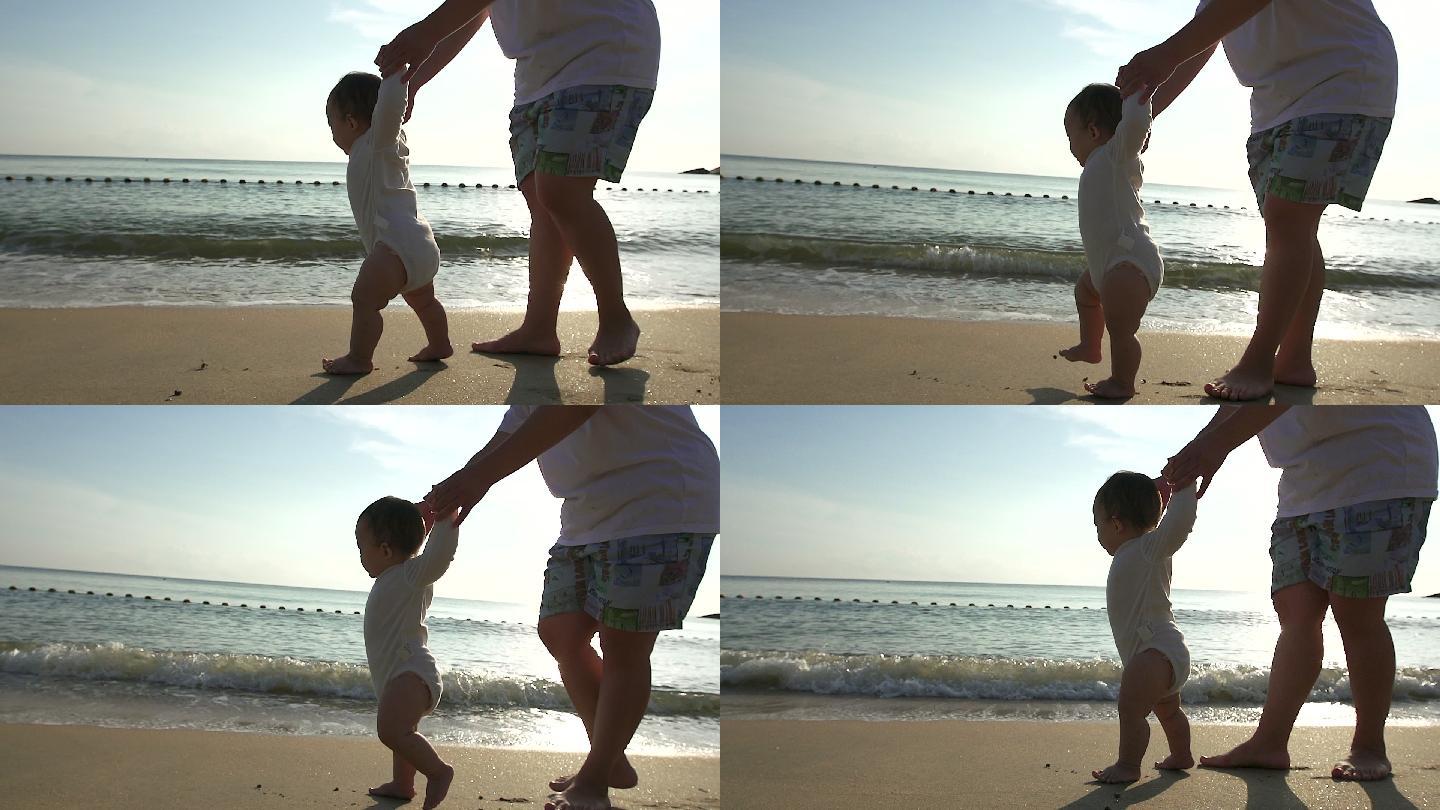 在父亲的帮助下小宝宝学习走路
