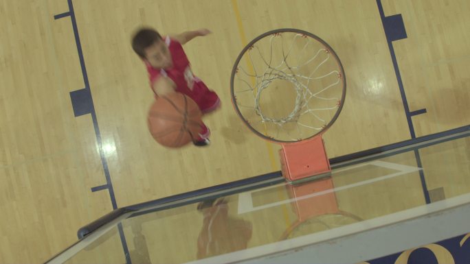 高中男子篮球运动员在篮球场上投篮