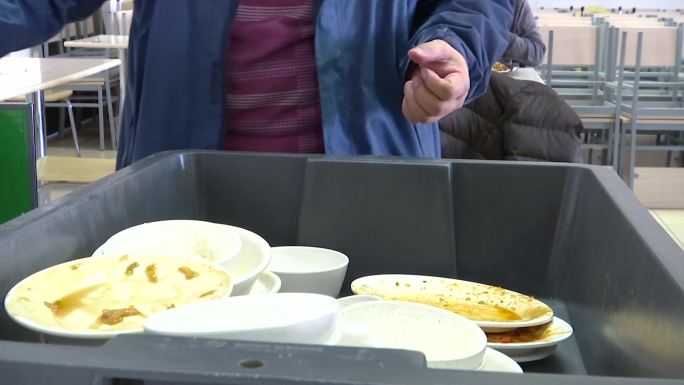 垃圾分类企事业食堂用完餐后分类倒入垃圾桶