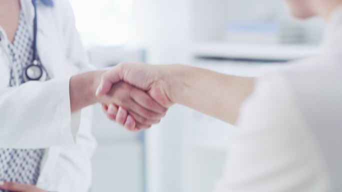 一名医生在会诊时与患者握手