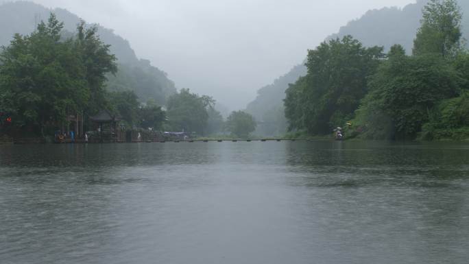 江水下雨绿叶雨滴