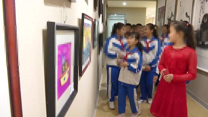 小学生参观讲解美丽中国绘画展