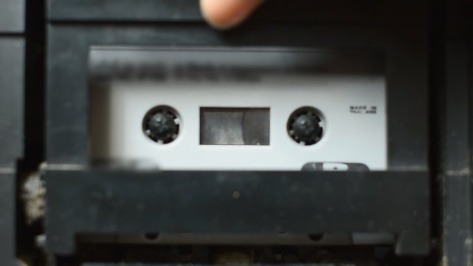 把旧盒式磁带放在录音机里