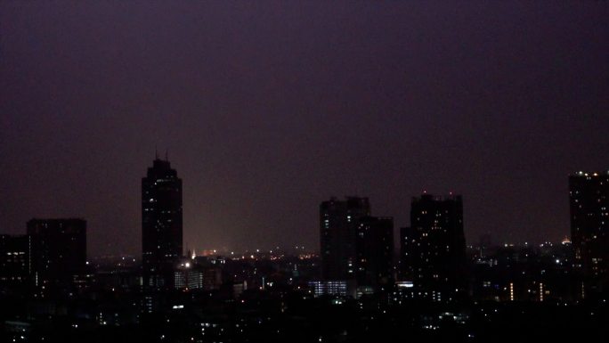 雷电中的城市夜晚都市灯光雨夜金融商务